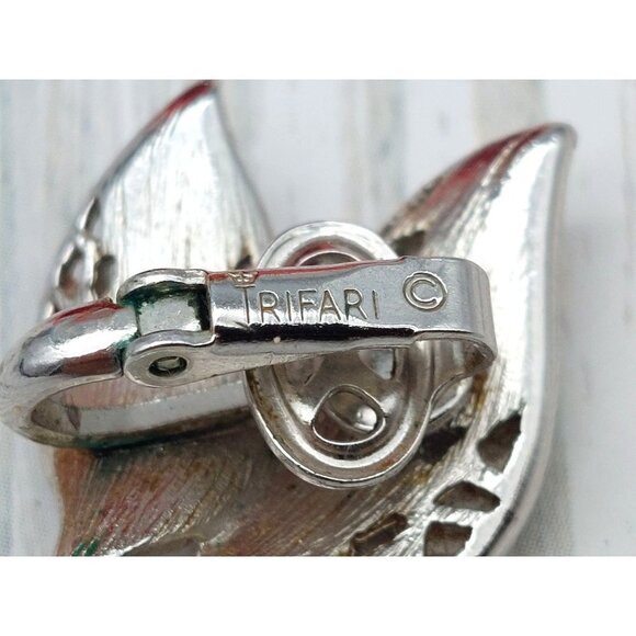 Cute Crown TRIFARI Silver Tone Vintage Leaf Clip On Earrings Brushed & Smooth 1" - Picture 6 of 9